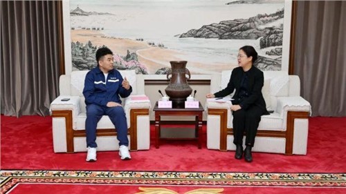 欽州市市委書(shū)記鐘暢姿會(huì)見(jiàn)中偉股份董事長(zhǎng)、總裁鄧偉明一行