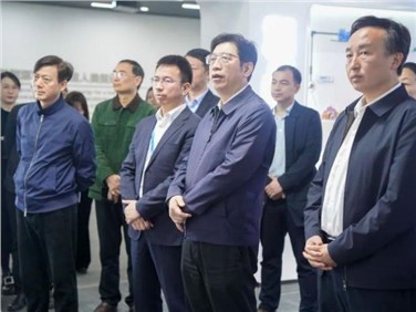 湖南省政協(xié)黨組成員、秘書(shū)長(zhǎng)鄧群策帶隊(duì)考察調(diào)研中偉寧鄉(xiāng)產(chǎn)業(yè)基地